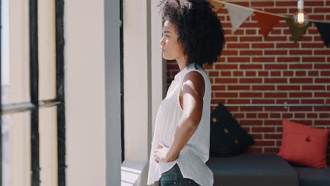 Mujer-Pensante,-Seria-Y-Negra-En-La-Ventana-De-La-Oficina