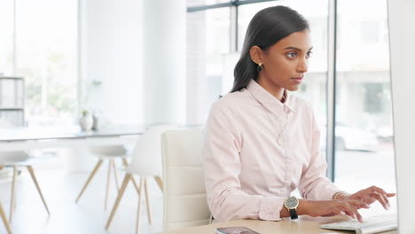 Mujer-Pensativa-Profesional-Que-Usa-El-Correo-Electrónico