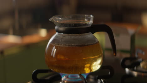 té hirviendo dentro de un recipiente de vidrio