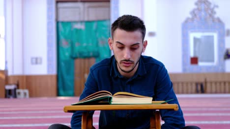 junger muslim rezitiert den koran in der moschee