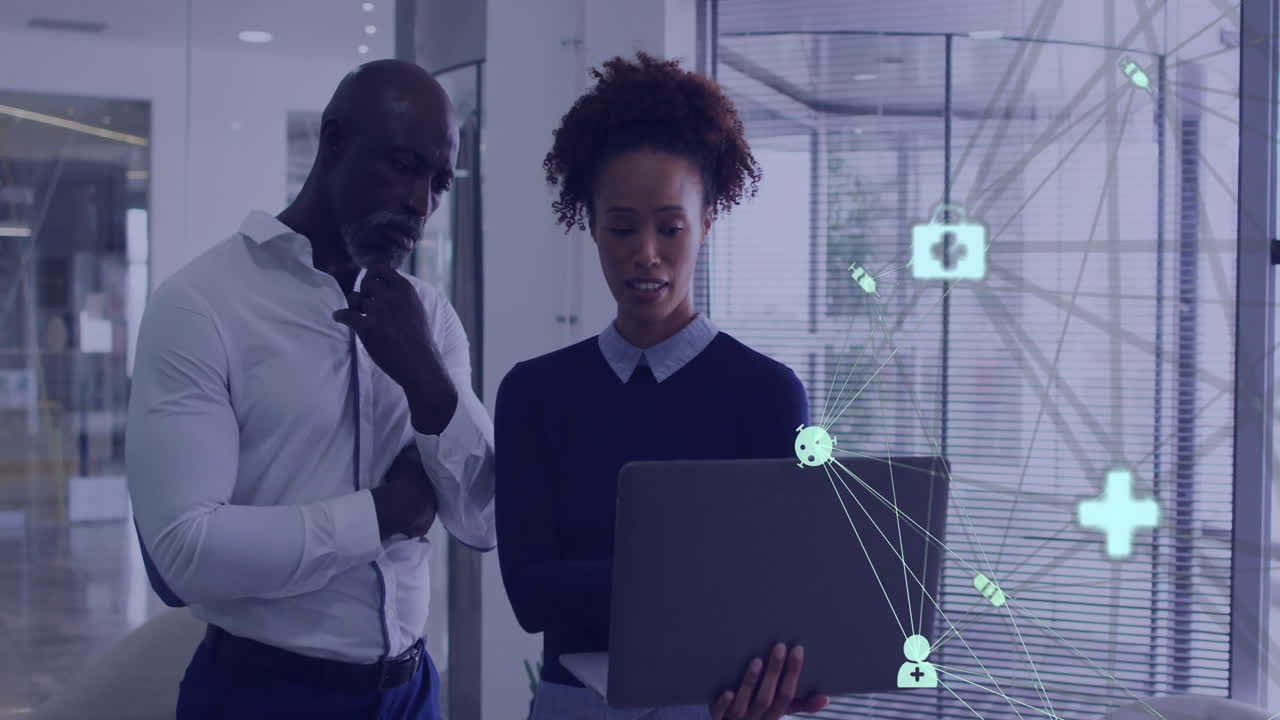 Animazione di una rete di connessioni con icone su colleghi diversi che discutono di lavoro in ufficio.