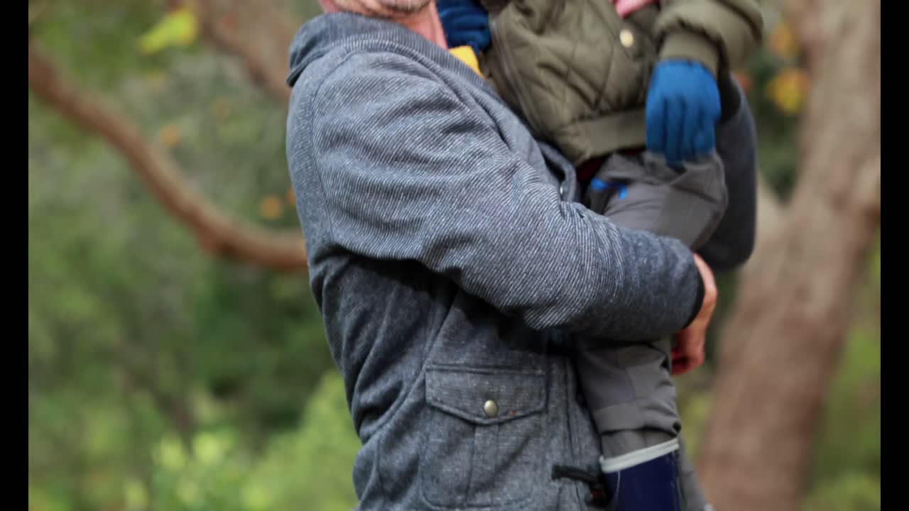 padre e hijo en el campo en un día de otoño