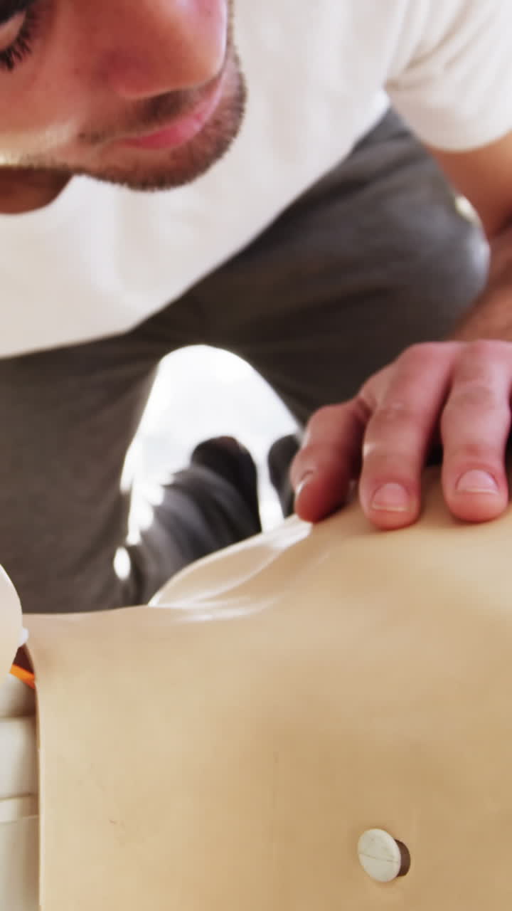 paramédico masculino durante el entrenamiento de reanimación cardiopulmonar