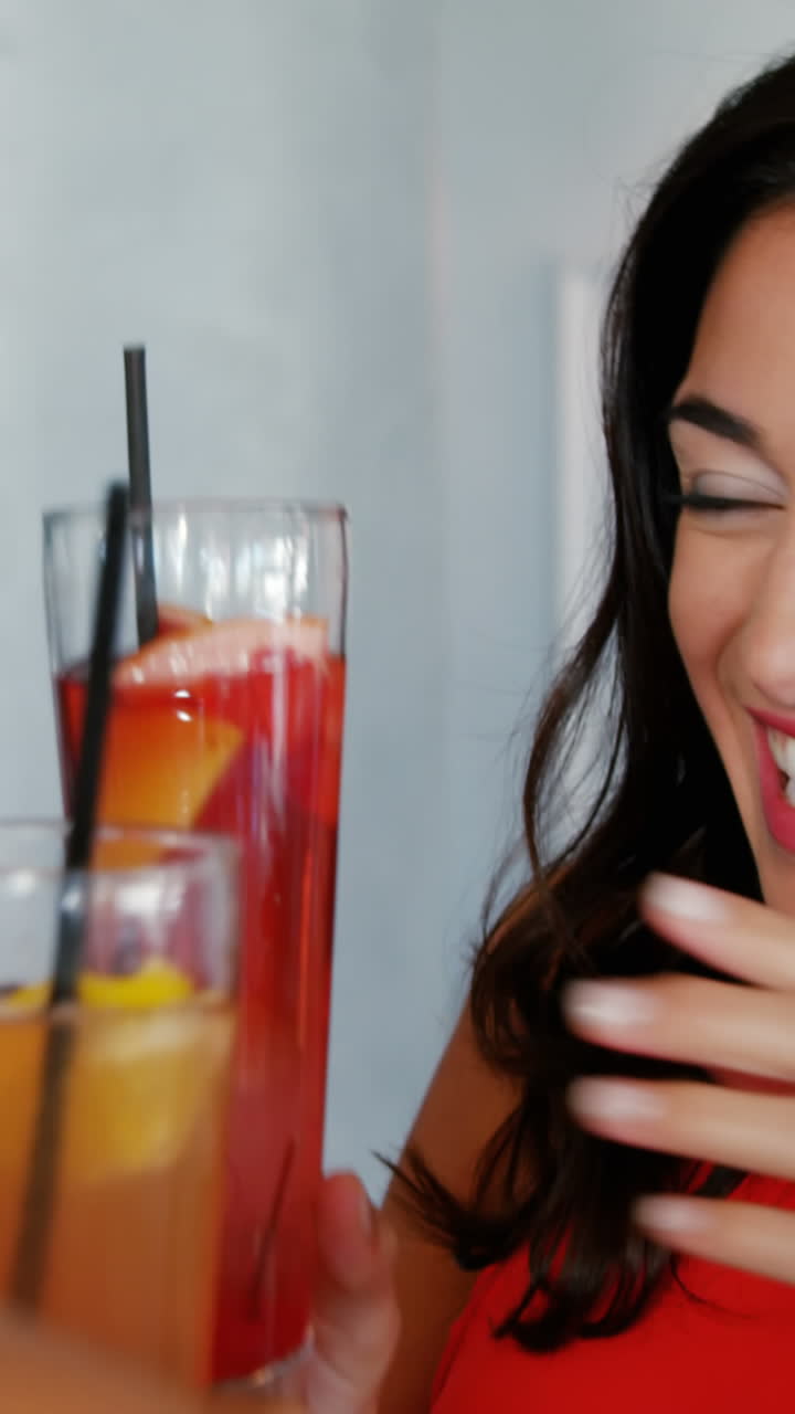 el enfoque de los amigos felices es el tintineo de copas.