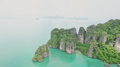 Malerische-Luftaufnahmen-Von-Ko-Roi-Mit-Kalksteinfelsen-Und-Türkisfarbenem-Wasser-Rund-Um-Die-Insel-In-Thailand