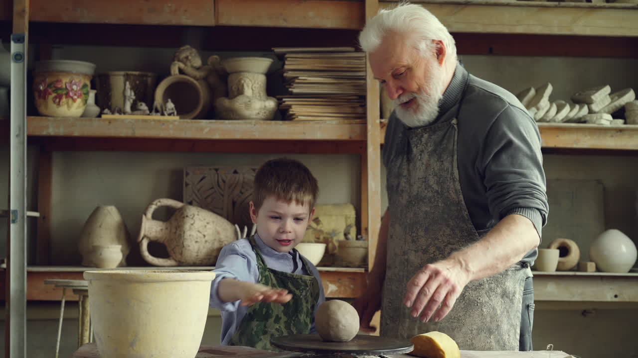 Nonno e nipote che imparano a fare ceramica insieme