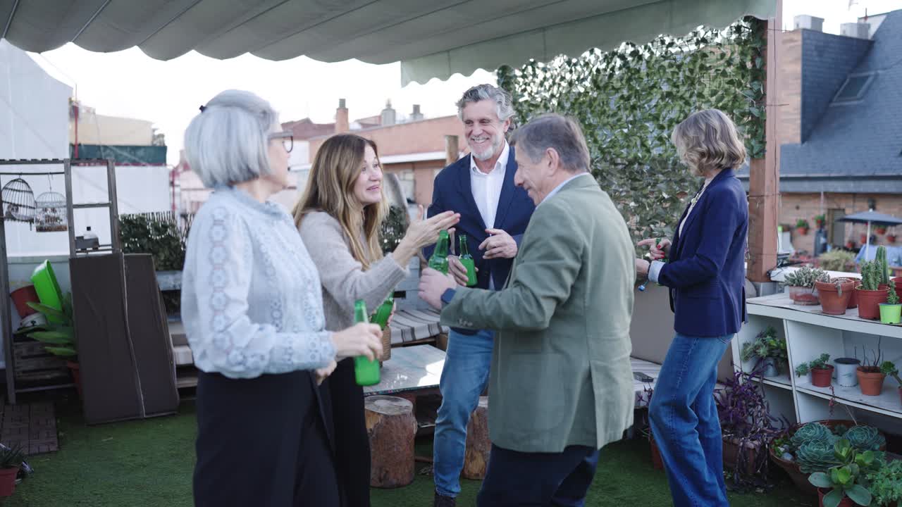 Grupo de amigos felizes dançando e celebrando em um terraço na cobertura
