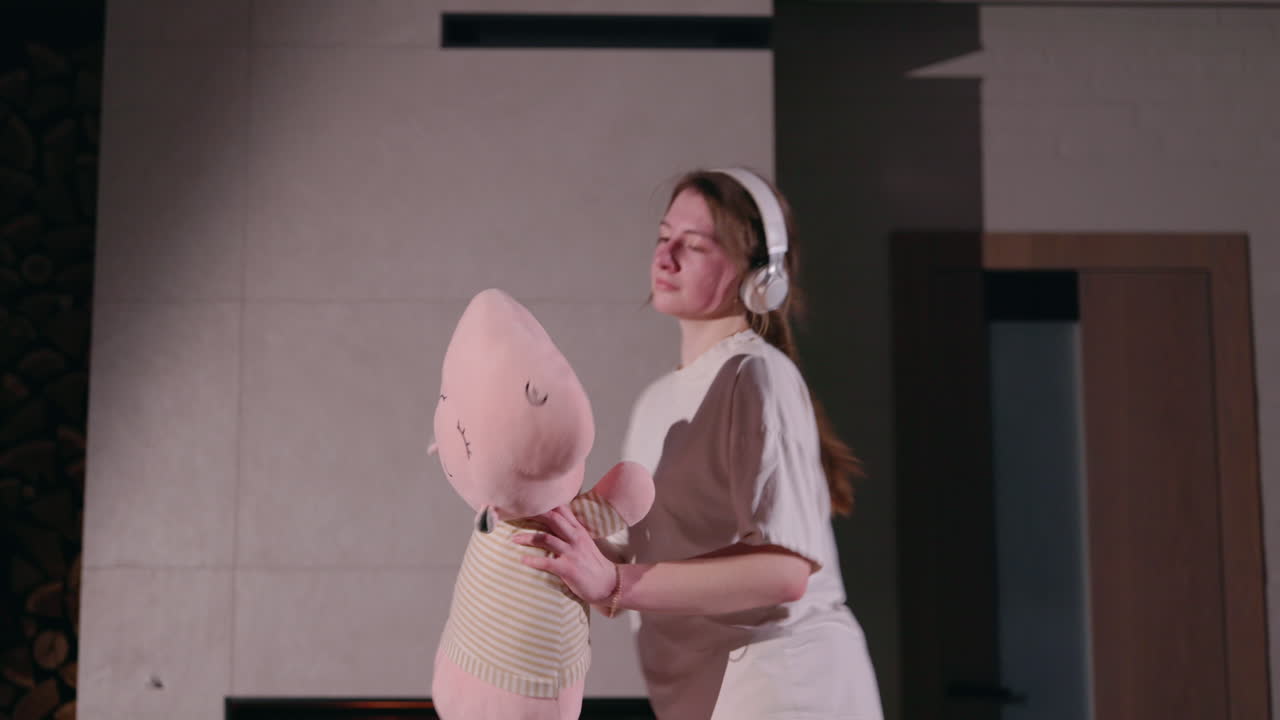 플러시 장난감 으로 춤추는 십대 소녀