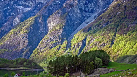 Die-Sonne-Scheint-Auf-Die-Bergseite