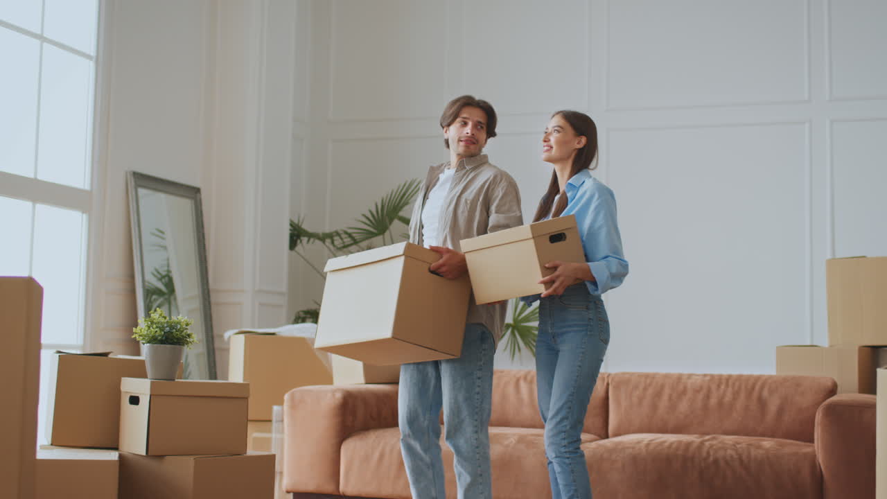 pareja que se muda a un nuevo hogar
