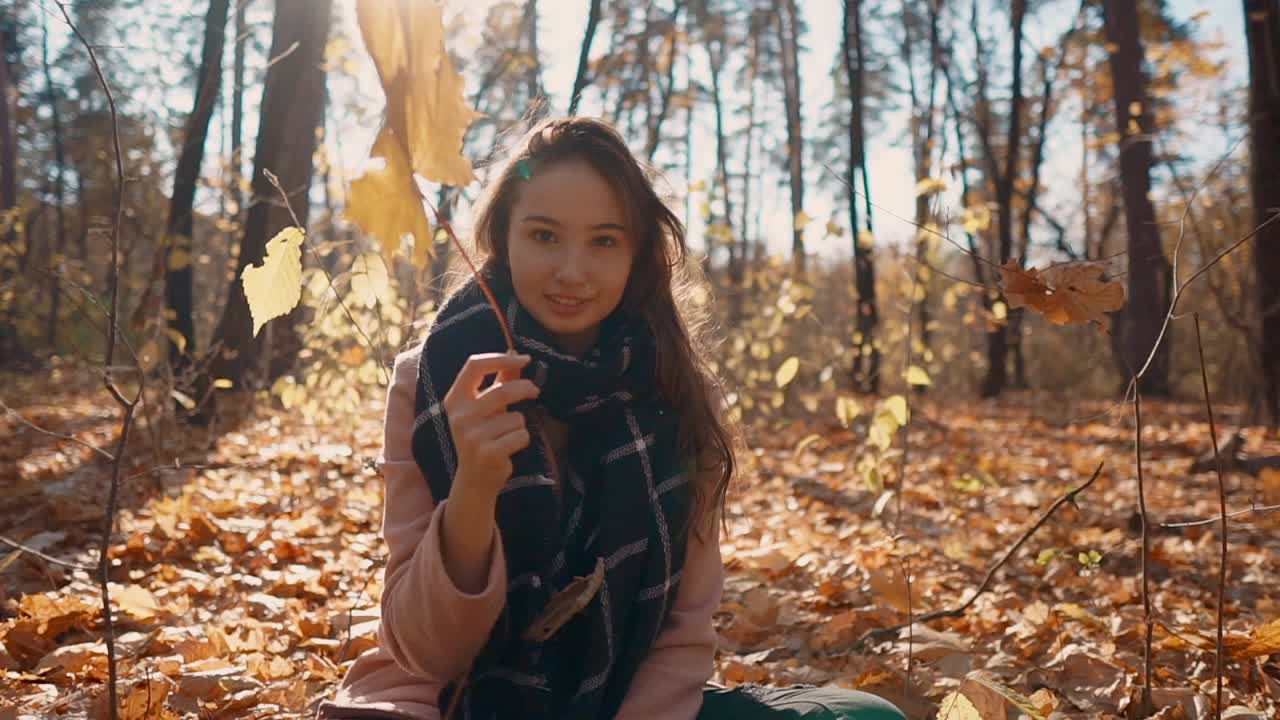 Женщина в осеннем лесу