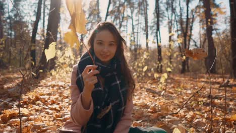 mujer en el bosque de otoño