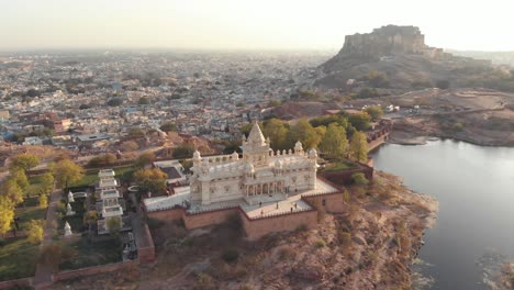 imágenes aéreas de un histórico palacio de piedra antes de la gran ciudad de jodhpur, india