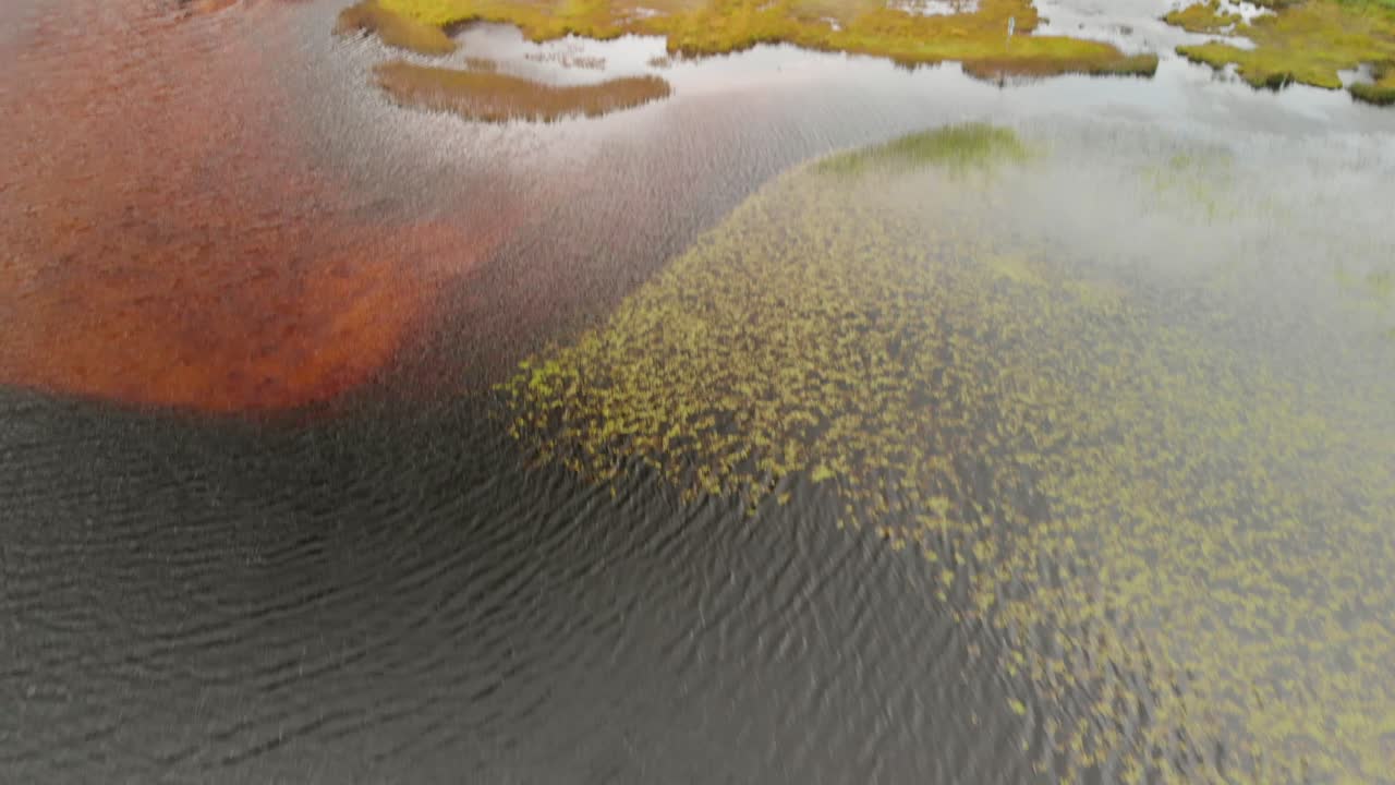 un lago en las montañas de irlanda