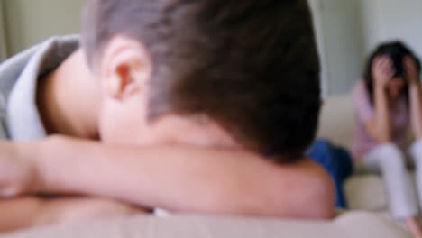 niño triste escuchando a sus padres discutiendo