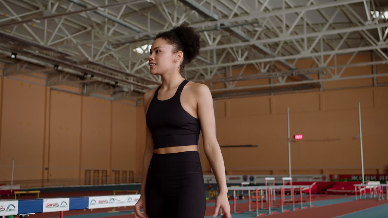 축하하는 행복한 여성