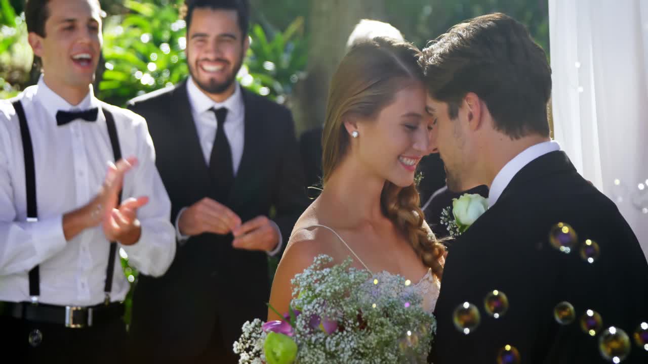 la novia y el novio felizmente abrazándose el uno al otro y los invitados aplaudiendo 4k 4k