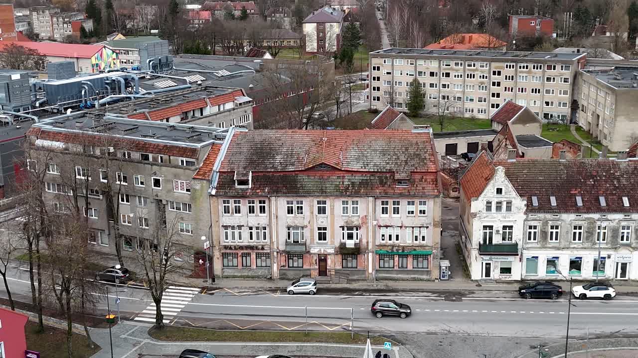 리투아니아 실루테의 오래된 시장 광장에 있는 19세기 독일 건축물의 전면