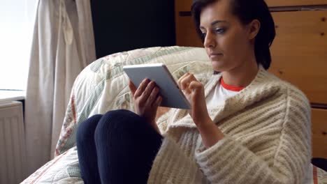 Hermosa-Mujer-Usando-Tableta-Digital-En-El-Dormitorio