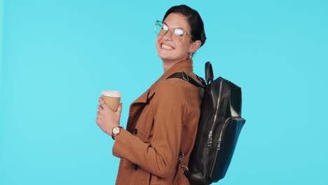 viaje, café y mochila con una mujer turista