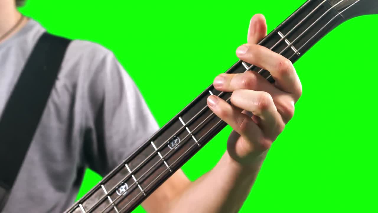 Primo piano di un uomo che suona il basso