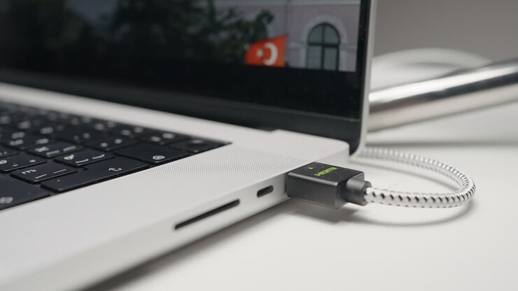 Laptop med HDMI-forbindelse