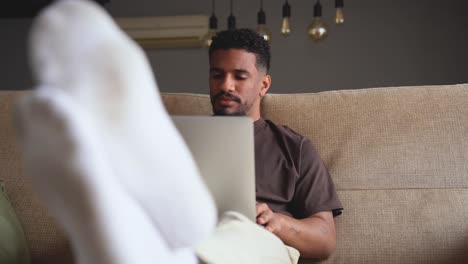 Hombre-étnico-Trabajando-En-Una-Computadora-Portátil-En-Casa