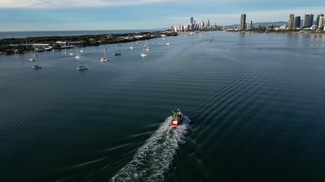트롤러는 골드 코스트,  ⁇ 즈랜드, 오스트레일리아 20230502의 북쪽 끝에 넓은 물로 돌아옵니다.