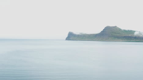 tiro lento sobre la bahía de hornvik islandia