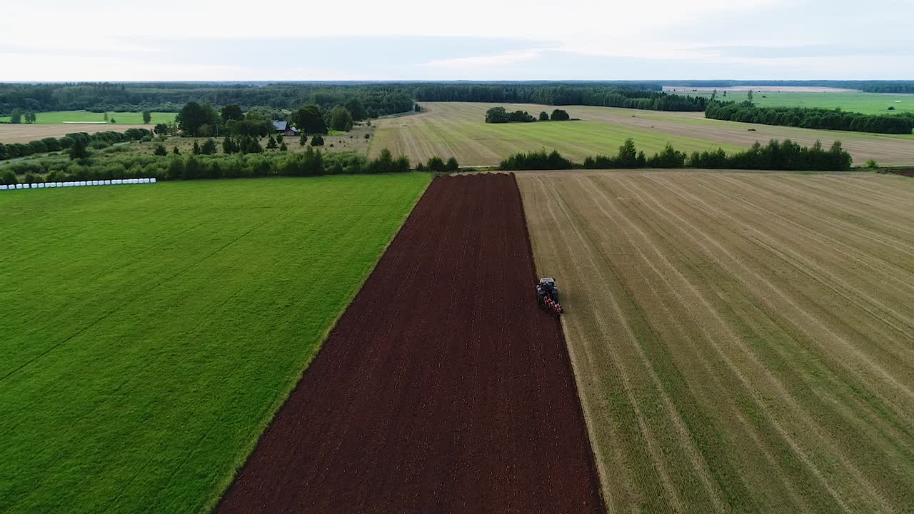 Ackerpflügen mit Vierschar-Wendepflug, weite Luftaufnahme