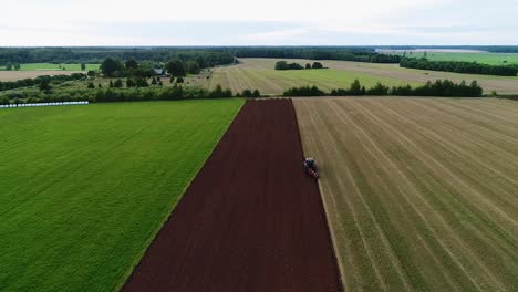 Arado-De-Campo-De-Agrocultura-Con-Arado-Reversible-De-Cuatro-Surcos-Amplia-Vista-Aérea