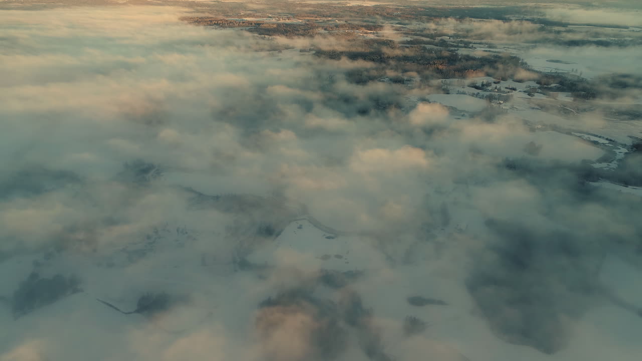 дрон летит над облаками со снежным пейзажем