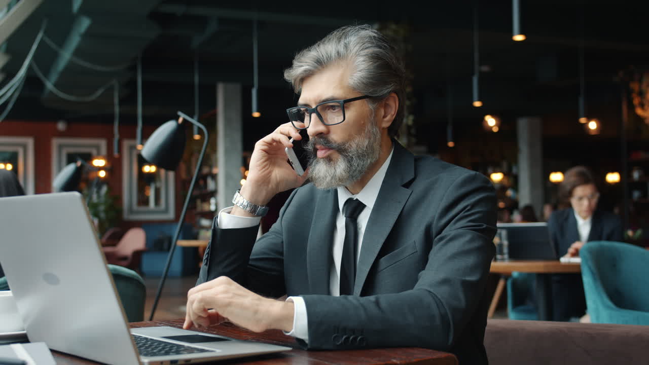 hombre de negocios trabajando en un café