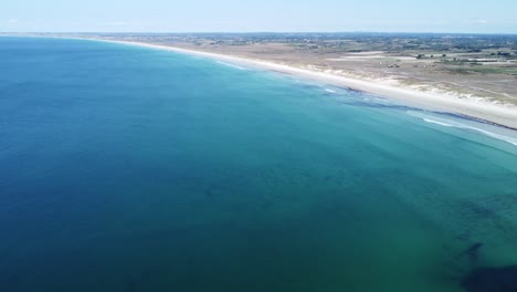 Interminable-Playa-De-Arena-Blanca-Y-Larga-Cerca-De-La-Torche-En-Bretaña-En-Francia,-Filmada-Con-Un-Dron-En-Un-Clima-Perfecto