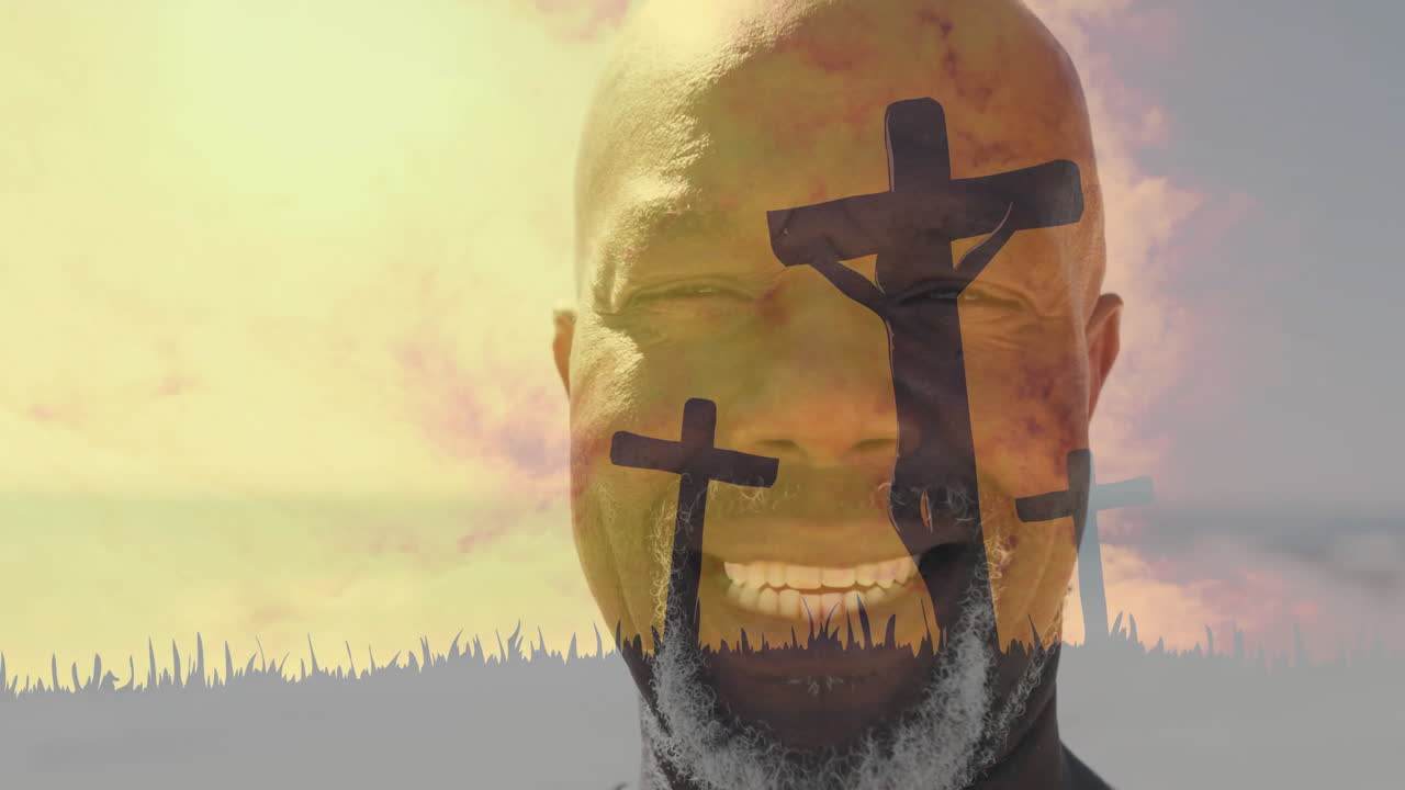 해가 지는 하늘 애니메이션 앞에 십자가 실루을 가진 미소 짓는 남자