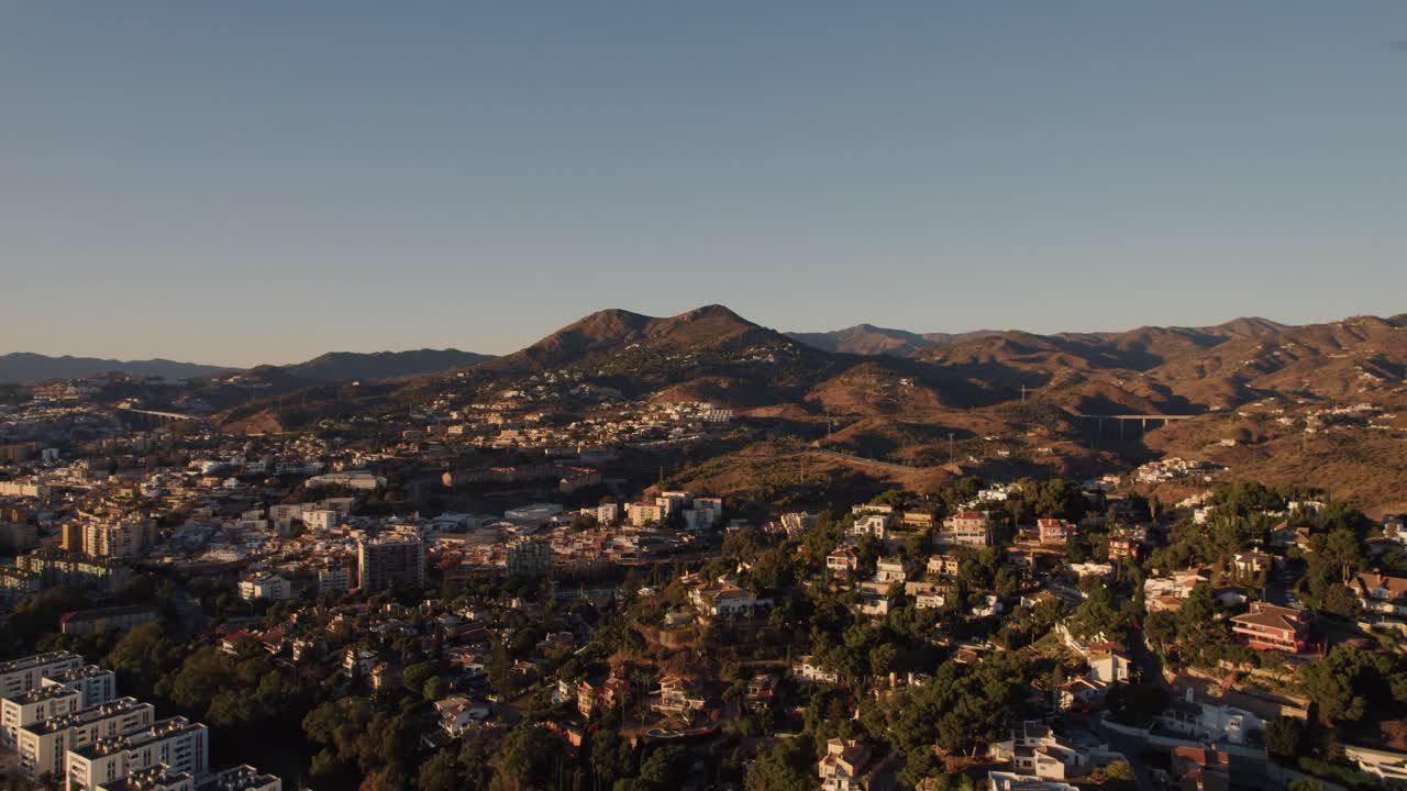 dron aéreo en movimiento hacia adelante disparó sobre la ciudad de el candado en málaga españa