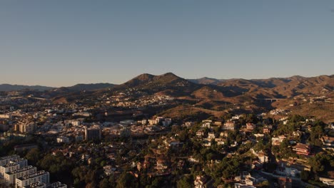 dron aéreo en movimiento hacia adelante disparó sobre la ciudad de el candado en málaga españa