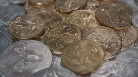 Monedas-De-Oro-De-águilas-Americanas-Sobre-Un-Lecho-De-Monedas-De-Plata-Girando-Hacia-La-Derecha
