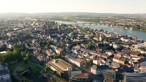 dron de verano soleado de mainz filmado con la cúpula de la ciudad vieja y el río en la parte de atrás desde una vista aérea