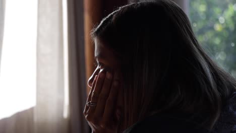 modelo femenina sentada en un entorno de restaurante, hablando, charlando y participando en una conversación social