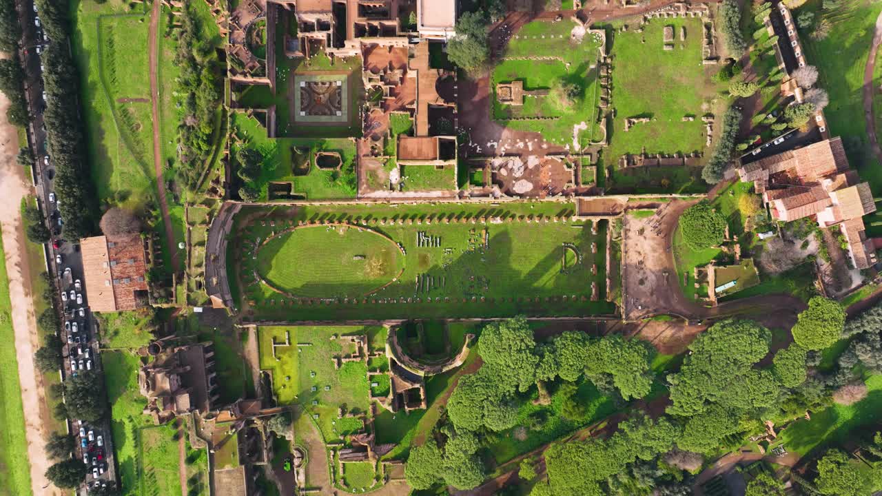 이탈리아 로마, 콜로세움 또는 콜로세움 옆에 있는 카피톨리노 언덕에 있는 로마 유적과 로마 포럼 또는 포럼 로마눔 토성 사원과 셉티무스 아치의 공중 비행 무인기 전망