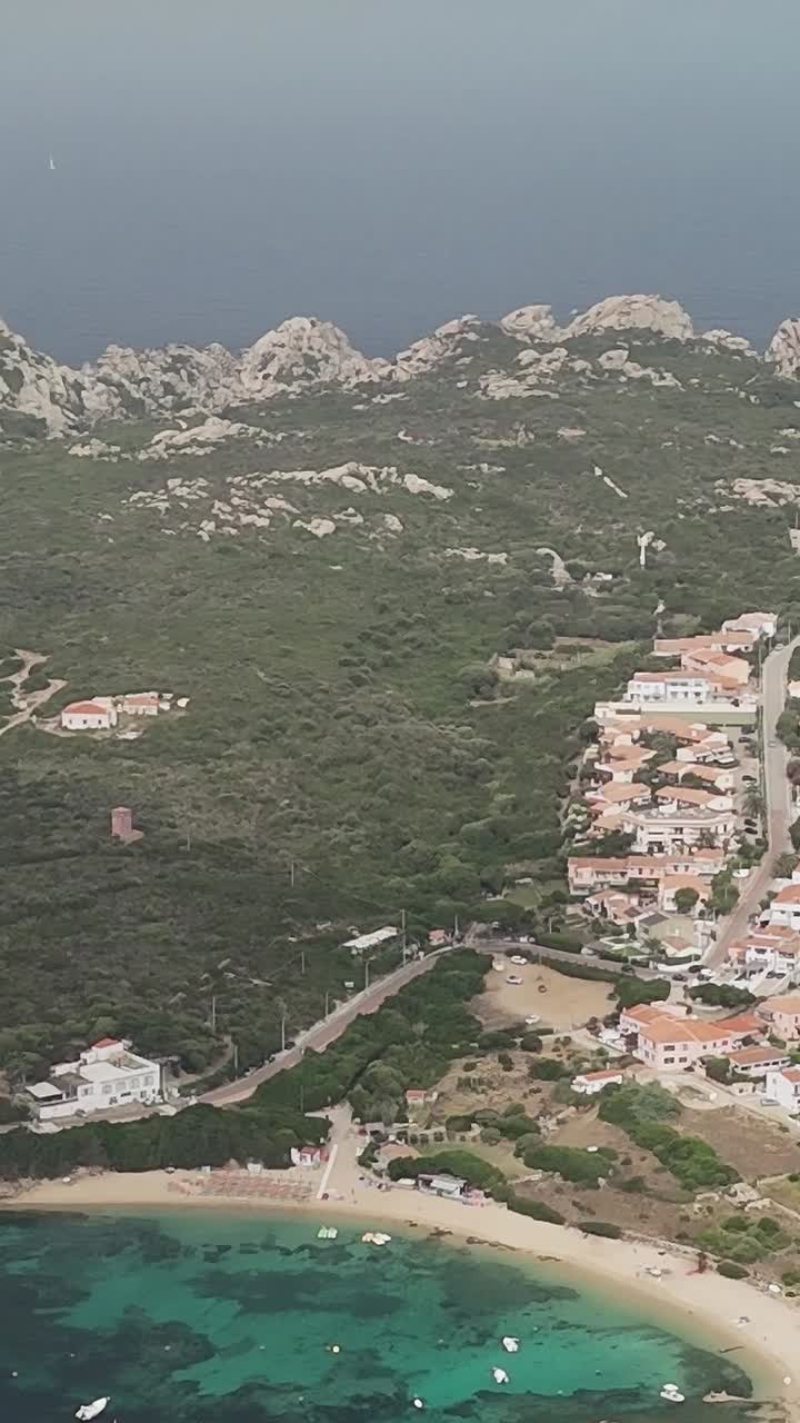 I visitatori ammirano il paesaggio in Sardegna con vista sulla costa.