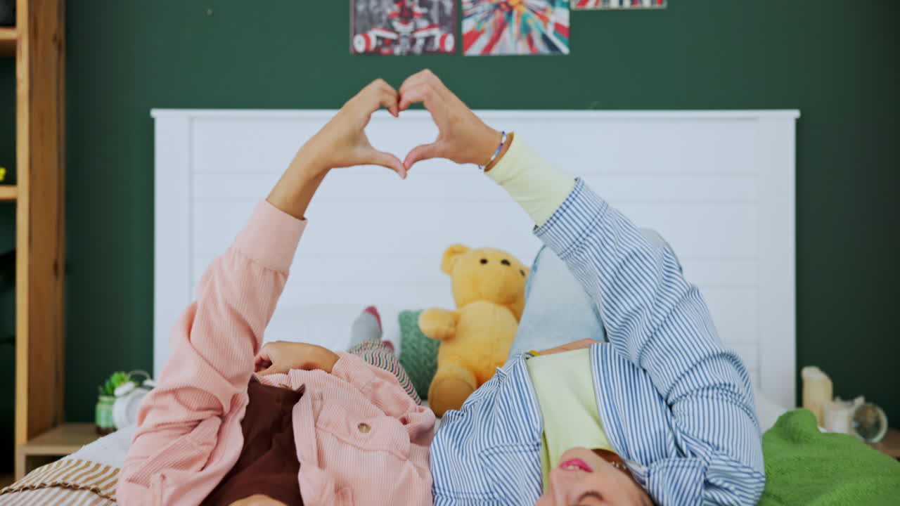 그들의 손으로 하트 모양을 만드는 커플