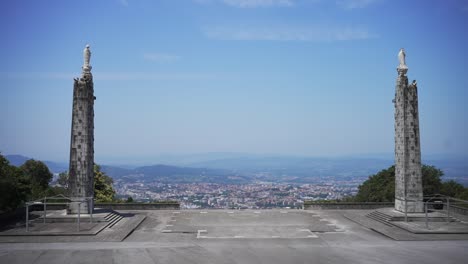 Pilares-Gemelos-En-La-Escalera-Del-Santuario-De-Sameiro-Con-Vistas-Al-Paisaje-Urbano-De-Braga