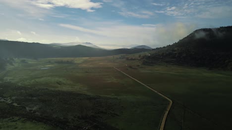 Volando-Alto-Sobre-Un-Valle-De-Tierras-De-Cultivo