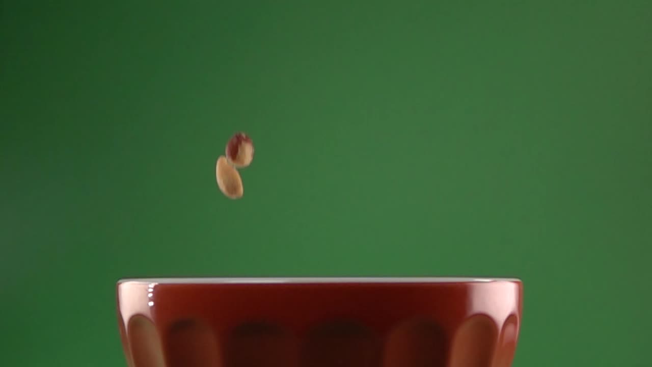 천천히 접시에 떨어지는 짠 땅콩