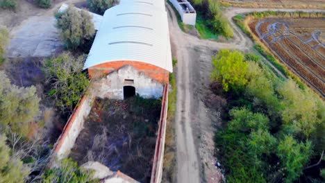 tomada de avión no tripulado de una vieja casa de granja abandonada