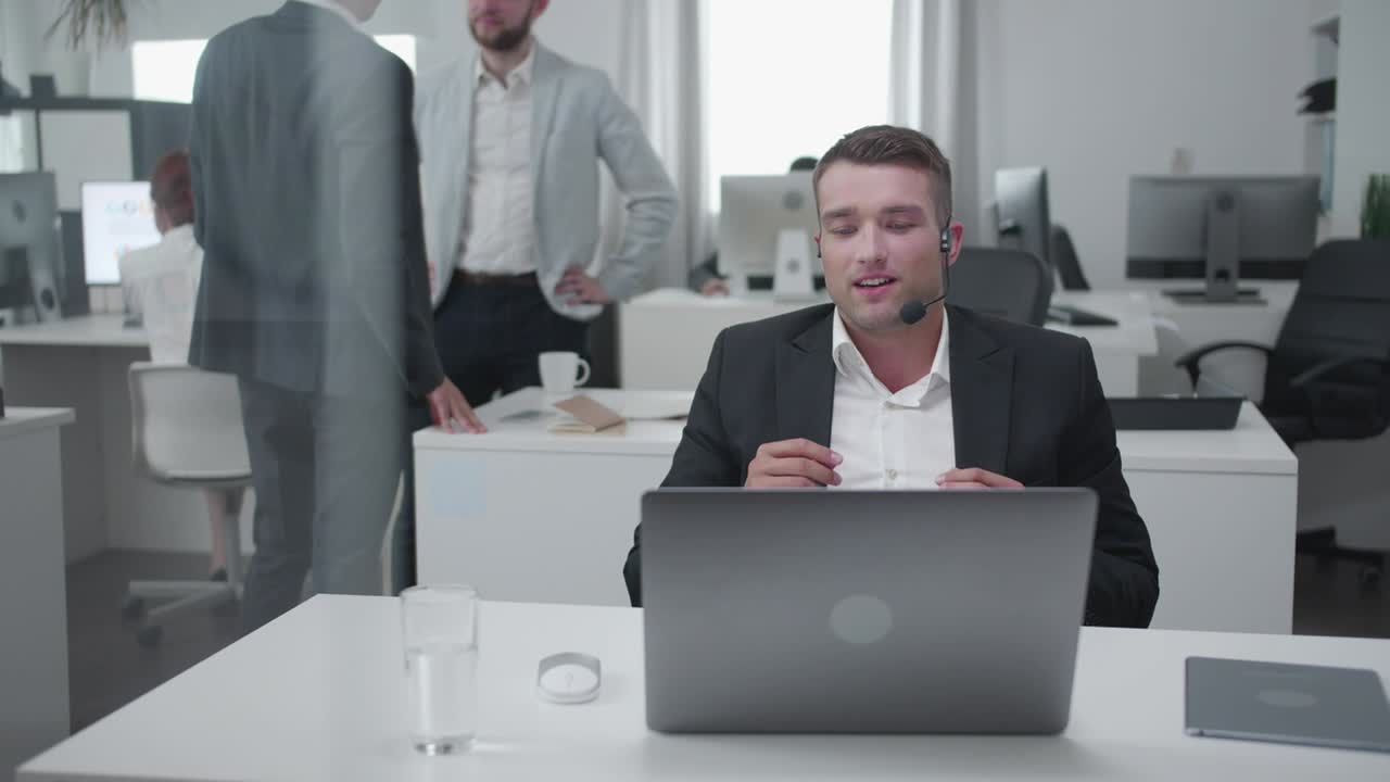 hombre sentado en una mesa y trabajando en una computadora portátil