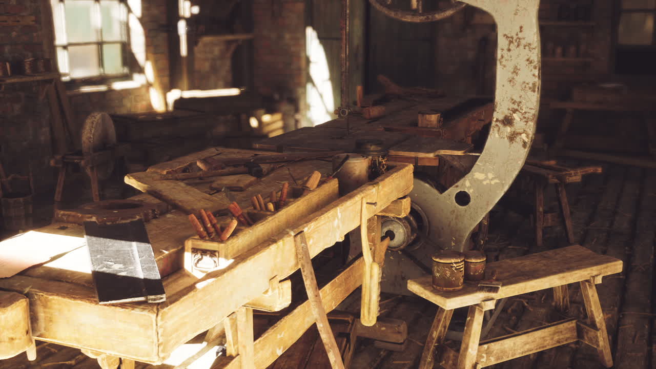 빛으로 가득 찬 시골 작업실에서 공예 도구와 오래된 기계