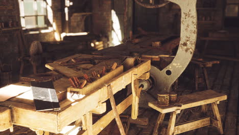 herramientas de artesanía y maquinaria vieja en un taller rústico lleno de luz solar